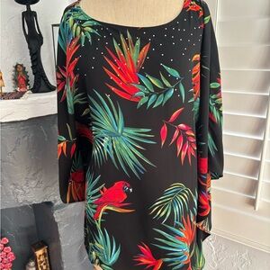 Fun blouse by Quaker factory parrot print.